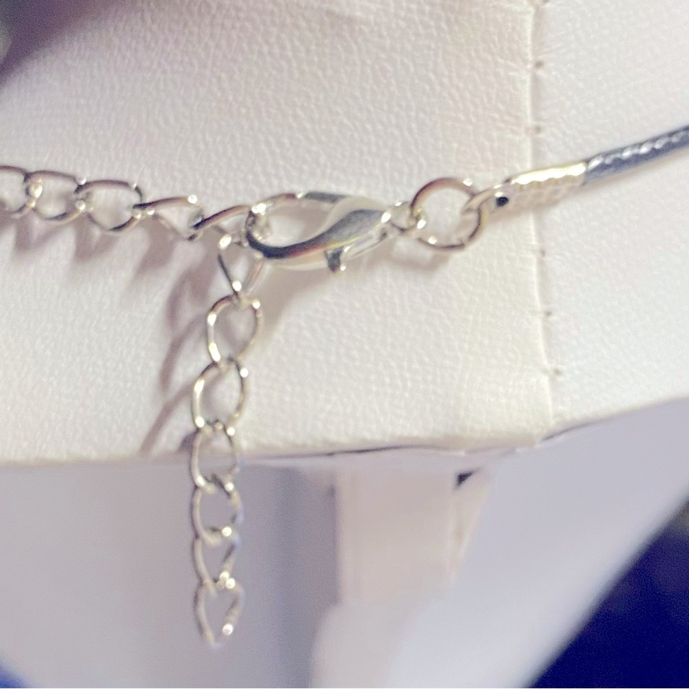 Woman’s resin and dried flower necklace made with love ❤️ - Picture 3 of 3